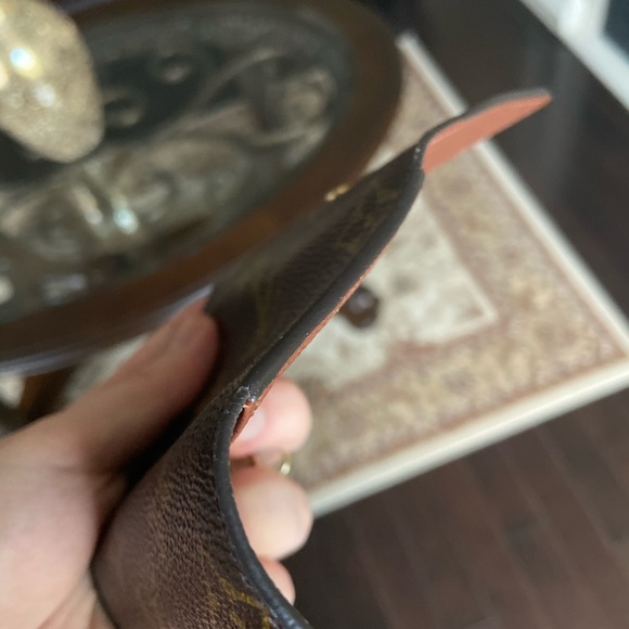 Louis Vuitton 6 Key Holder in Monogram - Picture 10 of 12